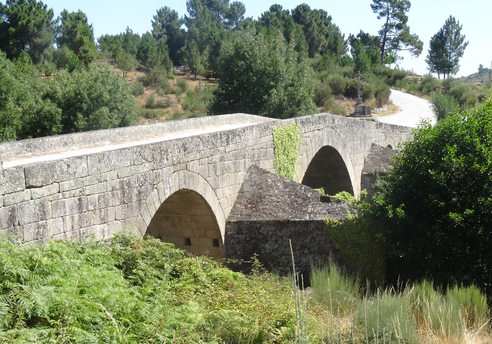 Puente sobre el río Modrego