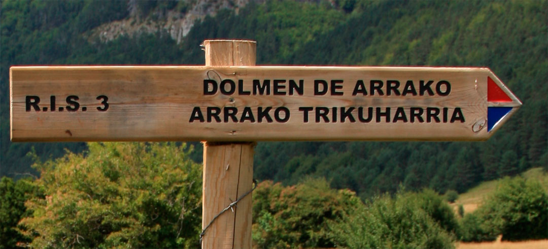 Indicación del Dolmen de Arrako