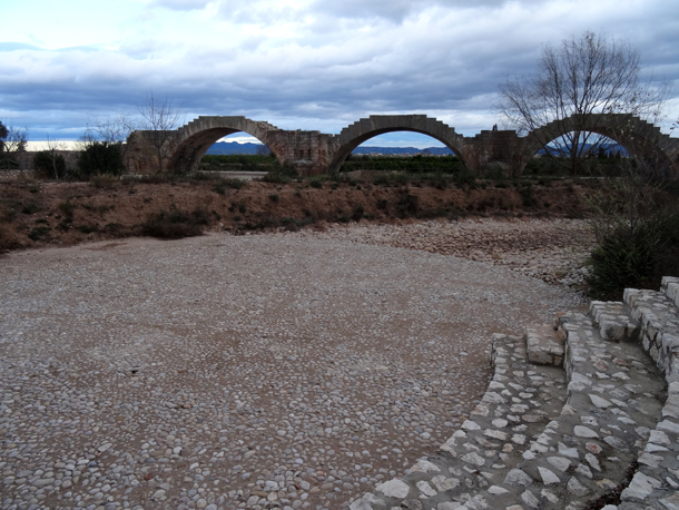 Anfiteatro frenta al Puente del Rei de Gavarda